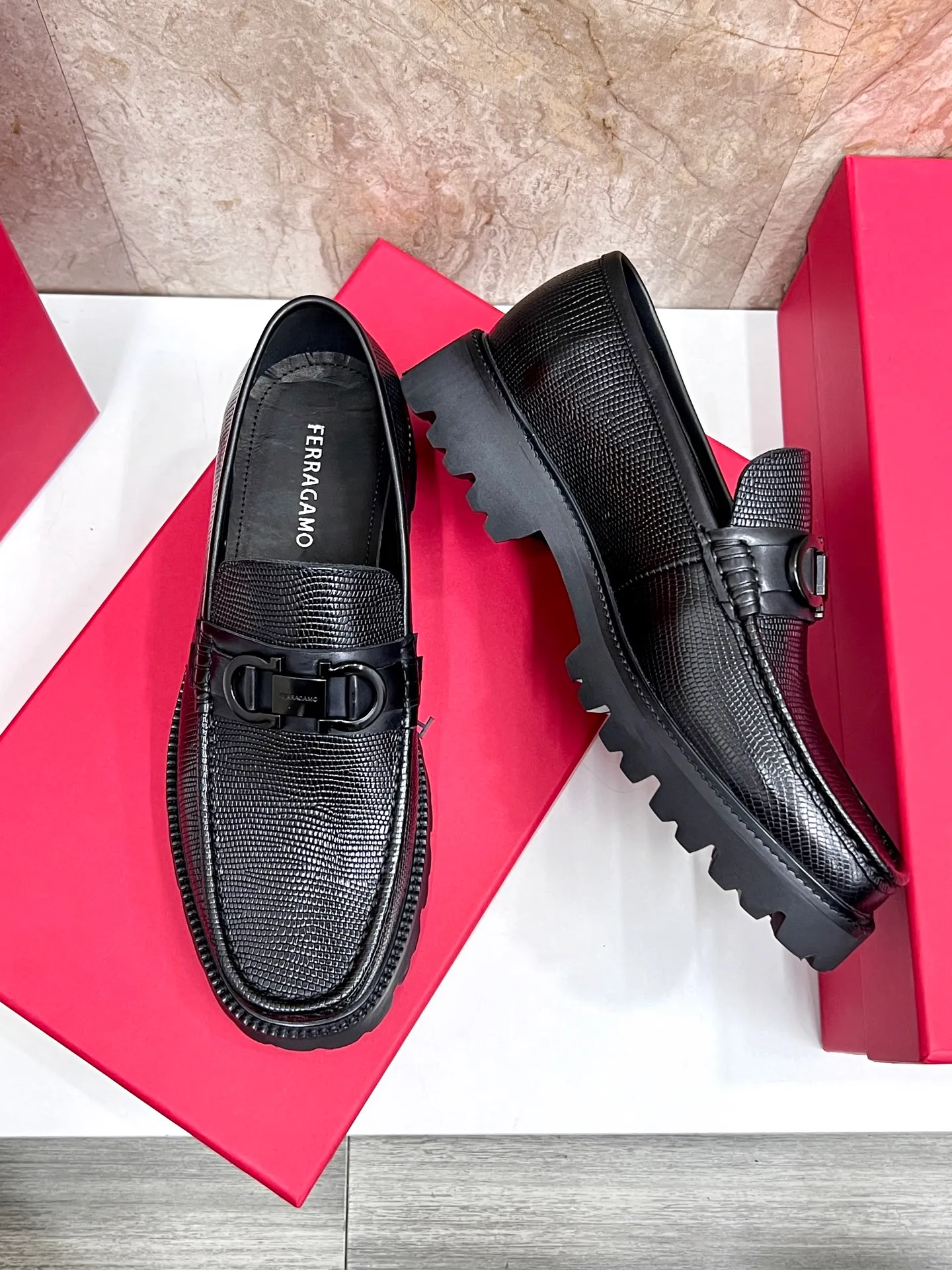 Original quality P580 Brand: Ferragamo Standard size: Men's size 38/44 (45.46 can be customized) Grade: Same style as the official website High-quality men's shoes Material: Customized first-layer calfskin with water-dyed cowhide lining Cowhide tiptoe Original non-slip and wear-resistant rubber outsole Style category: Men's formal business leather shoes are young and fashionable European and American trends British style Casual matching and comfortable feet Color: actual picture